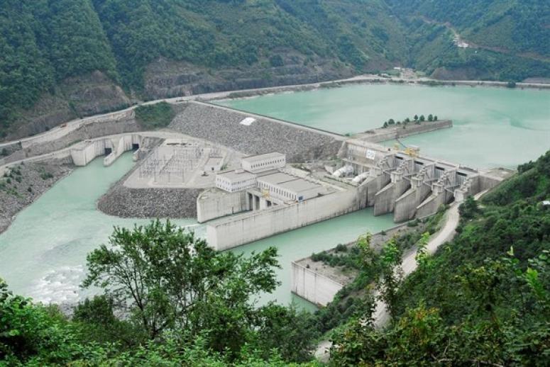 “ÇORUH NEHRİ ÜZERİNDE İNŞA EDİLEN DERİNER, BORÇKA, MURATLI VE ARTVİN BARAJLARI ENERJİDE DIŞA BAĞIMLILIĞI AZALTIYOR