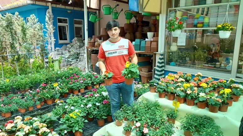 ÇİÇEKLER ALICISINI BEKLİYOR