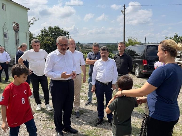 Hükümet yetkilileri o aileyi ziyaret etti.