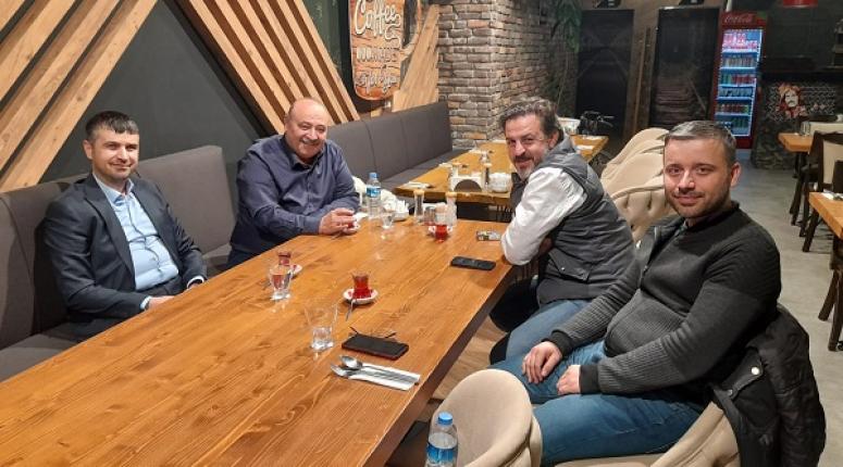 Yemekte bir araya geldiler!