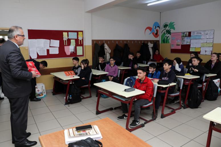 GENÇ DOSTU BAŞKANDAN ÖĞRENCİLERE ÜCRETSİZ KAYNAK KİTAP