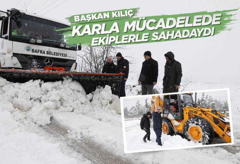 BAŞKAN KILIÇ KARLA MÜCADELEDE EKİPLERLE SAHADAYDI.