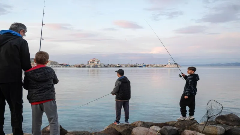 İzmir Mordoğan'da balık avı heyecanı