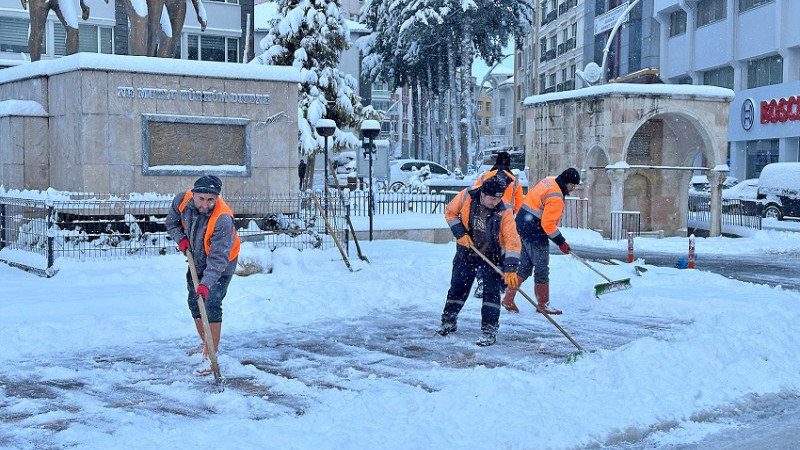 BAFRA'DA YOĞUN KAR MESAİSİ SÜRÜYOR