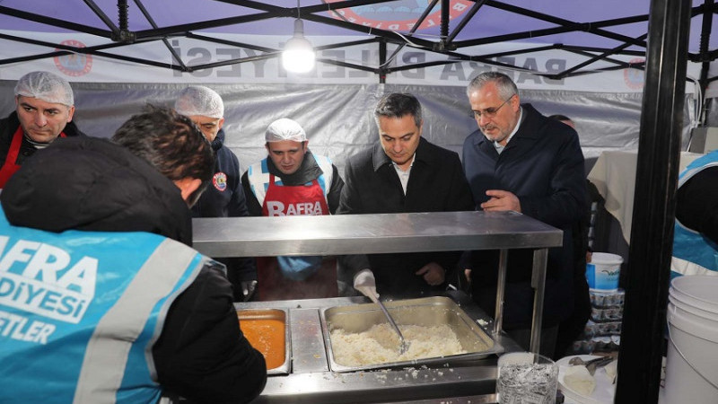 KAYMAKAM ALTINPINAR ve BAŞKAN KILIÇ, İFTAR ÇADIRINDA VATANDAŞLAR İLE BİR ARAYA GELDİ