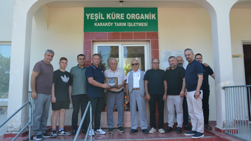 Ahmet Aydın’a Bölge Ekonomisine Katkılarından Dolayı Plaket