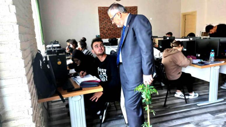 BAFRA MİLLET KIRAATHANESİNE İLGİ YOĞUN GENÇLER MEMNUN