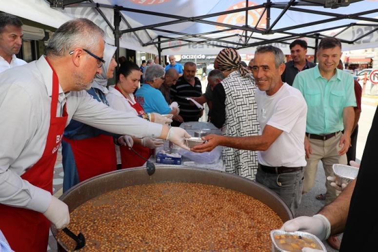 BAŞKAN KILIÇ’TAN VATANDAŞLARA AŞURE İKRAMI