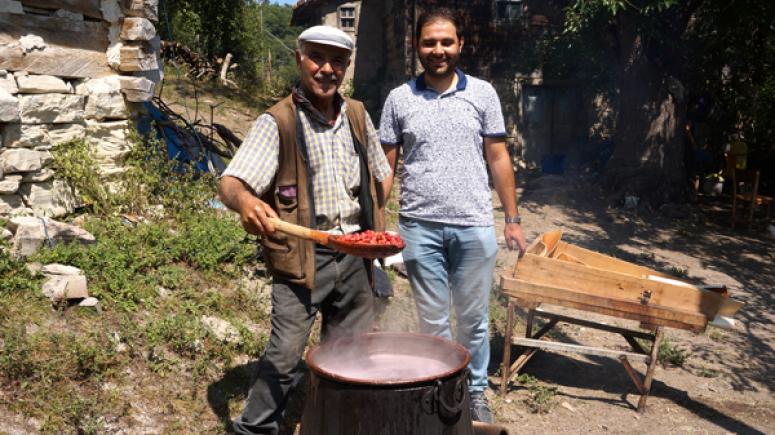 Baba ve oğuldan kış hazırlığı